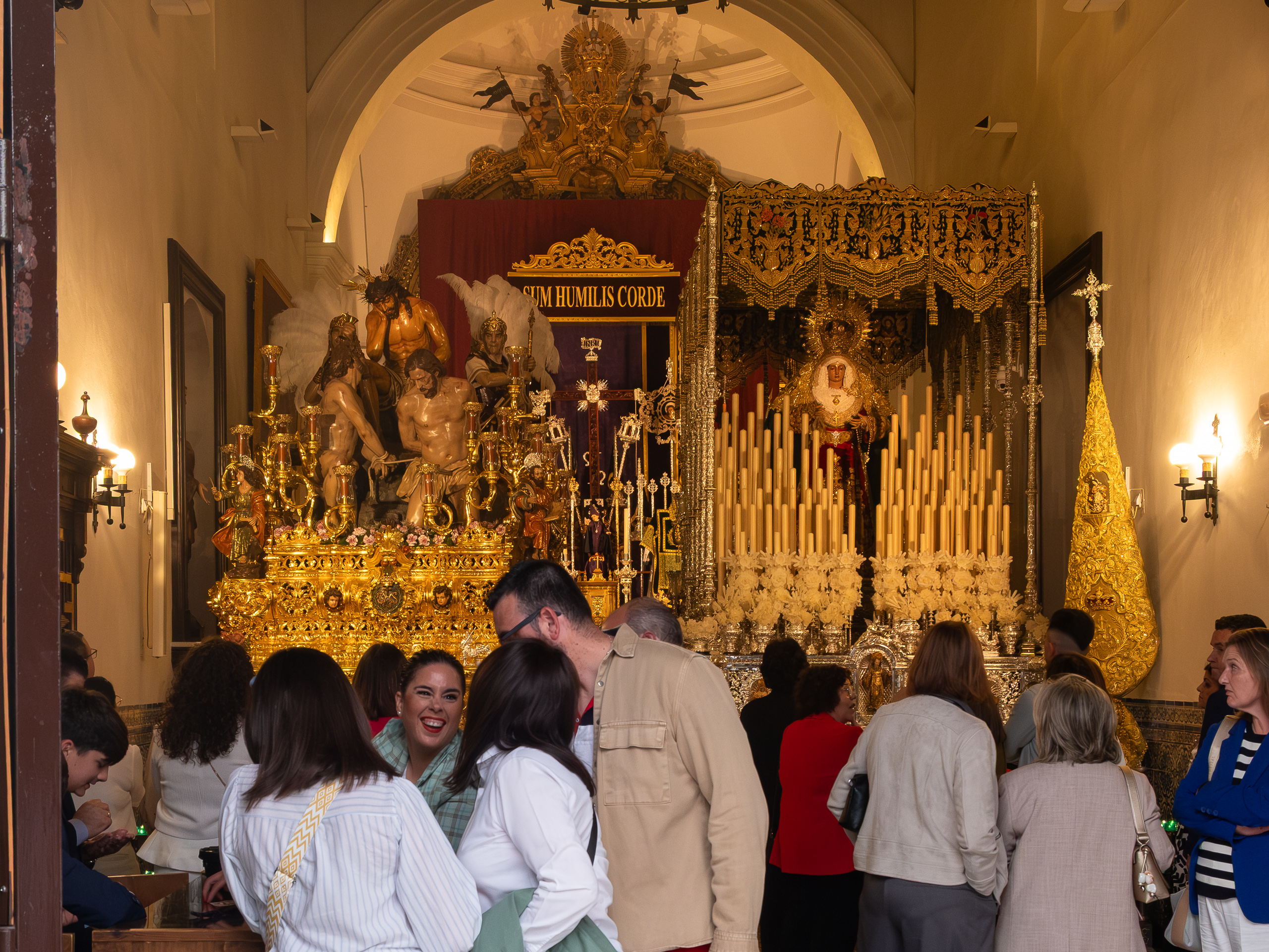 Die Pasos in der Kirche – Besucher bewundern die goldenen Prunkgestelle
